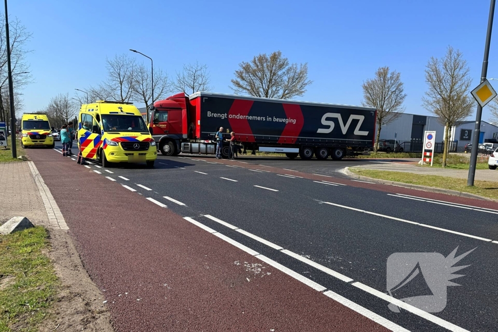 Fietser zwaargewond na ongeval met vrachtwagen