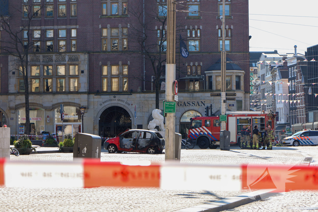 Auto vliegt in brand na ontploffing