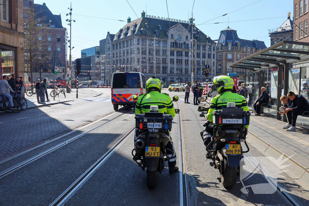 Auto vliegt in brand na ontploffing