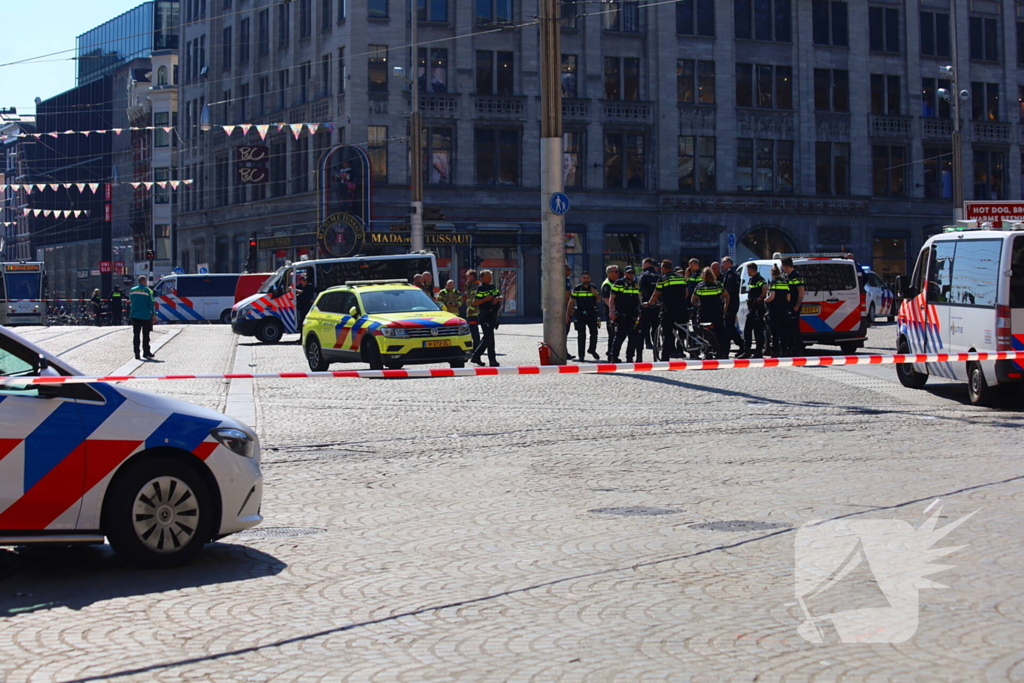 Auto vliegt in brand na ontploffing