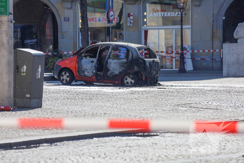 Auto vliegt in brand na ontploffing