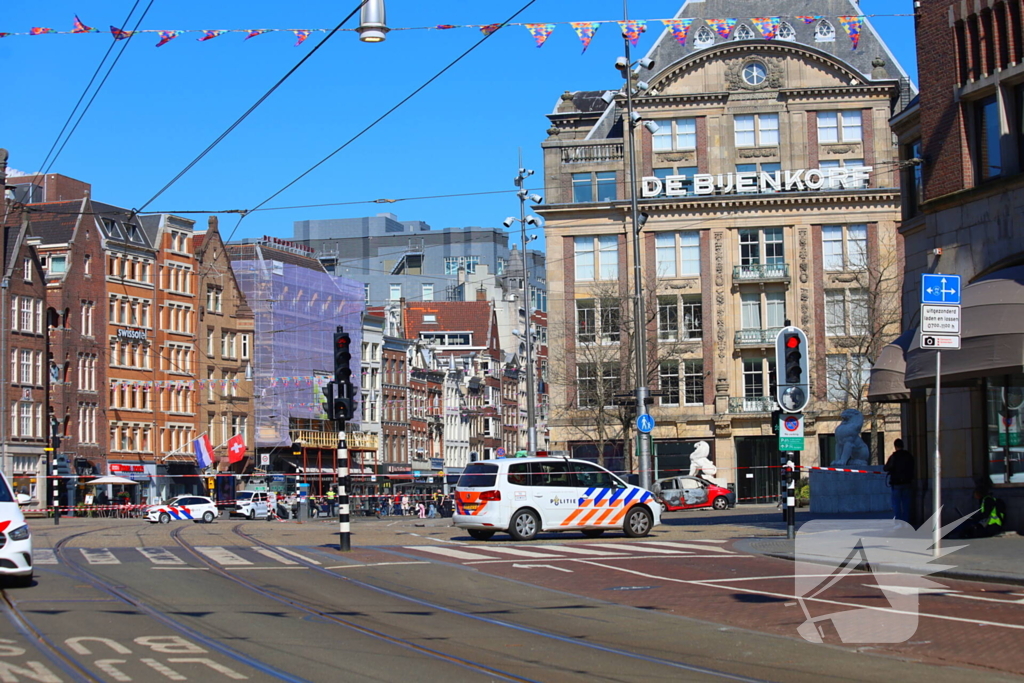 Auto vliegt in brand na ontploffing