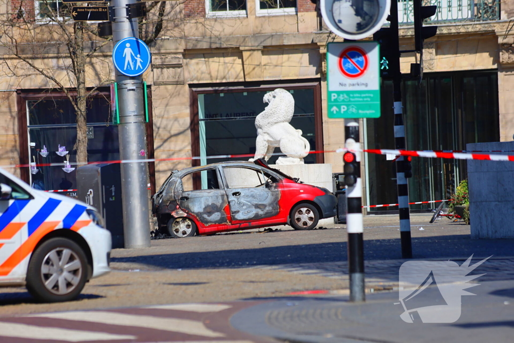 Auto vliegt in brand na ontploffing