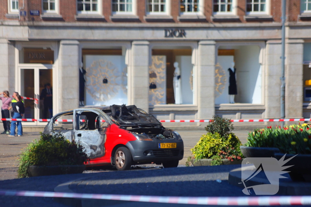 Auto vliegt in brand na ontploffing