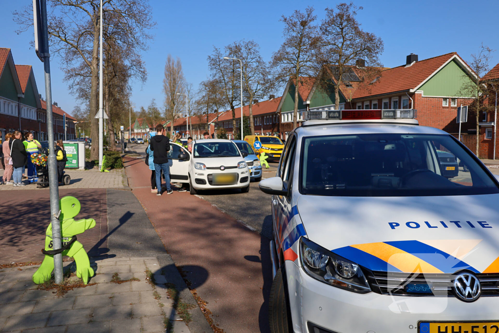 Auto rijdt achterop ander voertuig