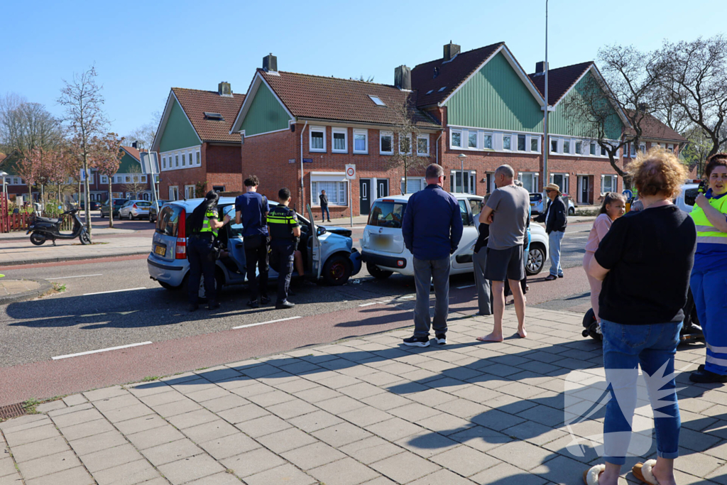 Auto rijdt achterop ander voertuig