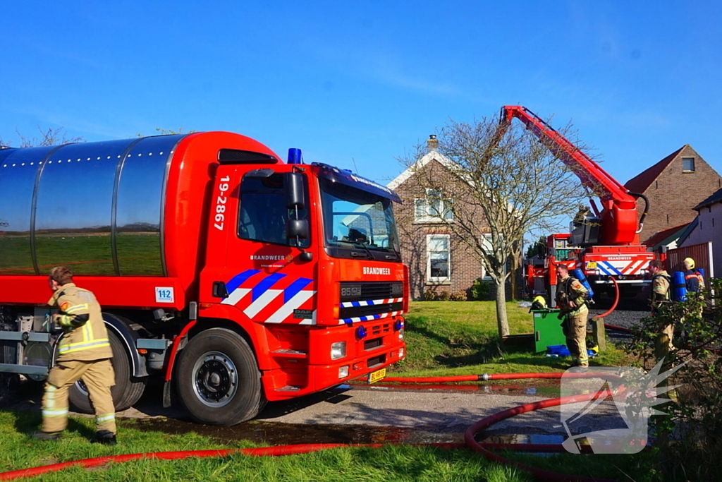 Brandweer blust brand achter zonnepanelen