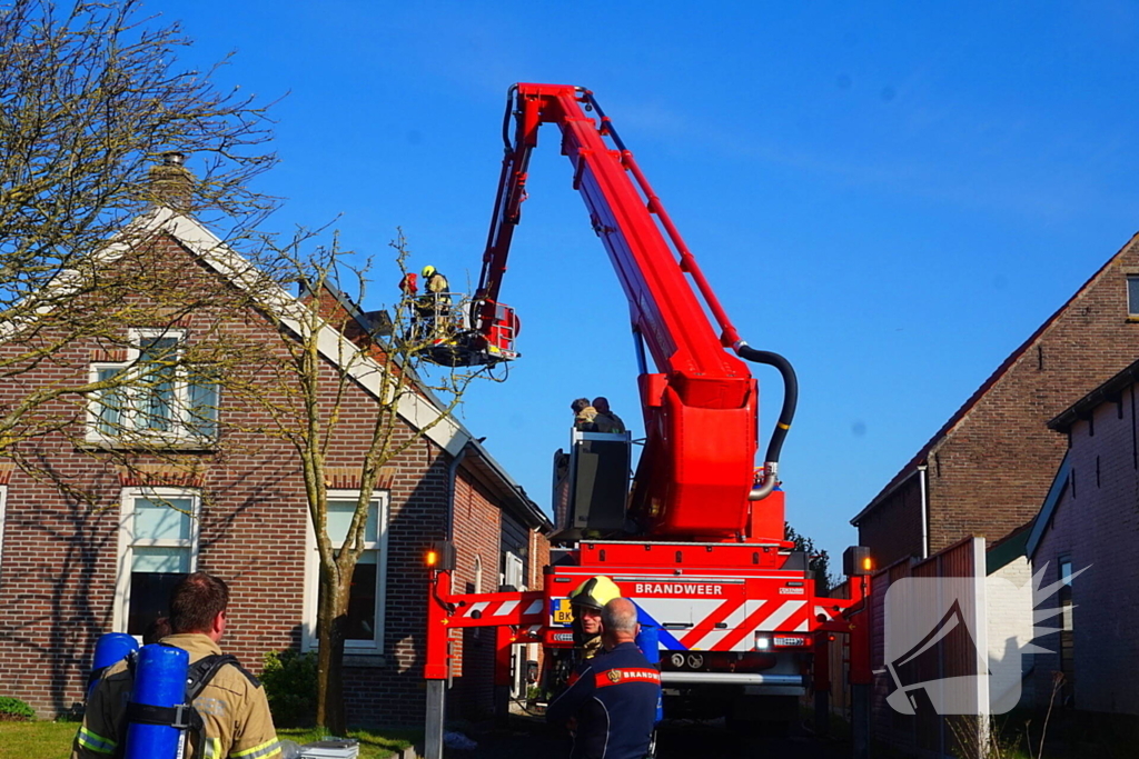 Brandweer blust brand achter zonnepanelen