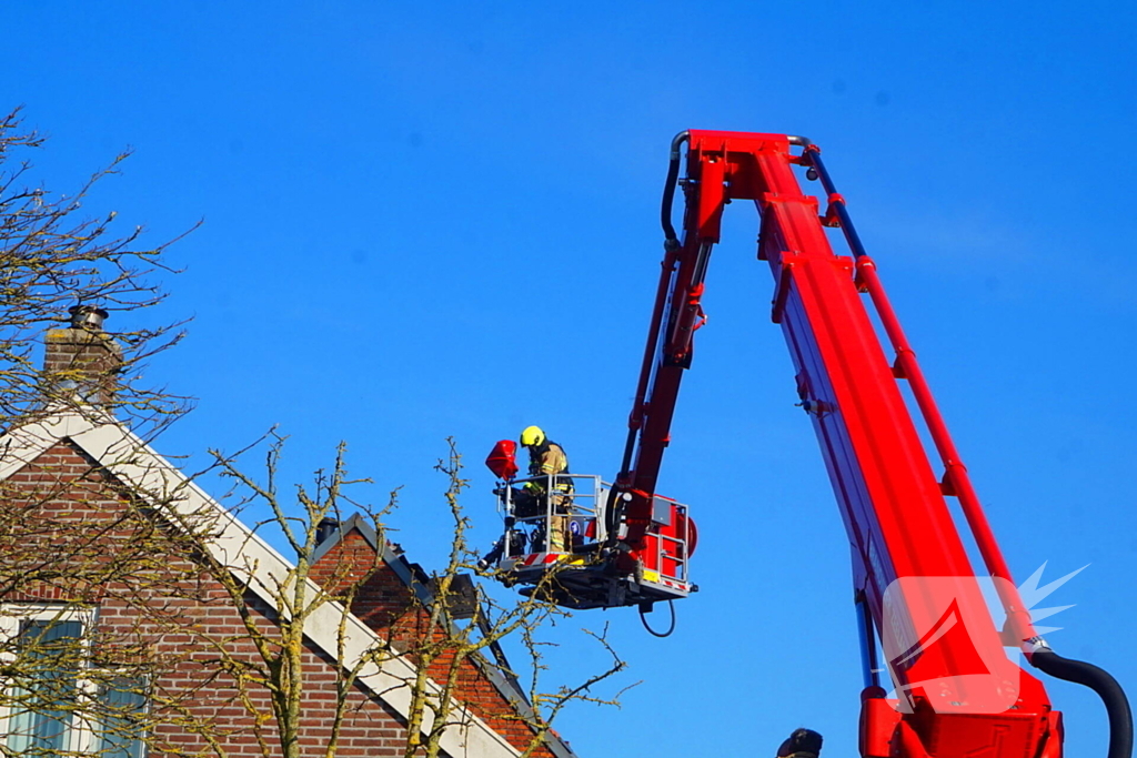 Brandweer blust brand achter zonnepanelen