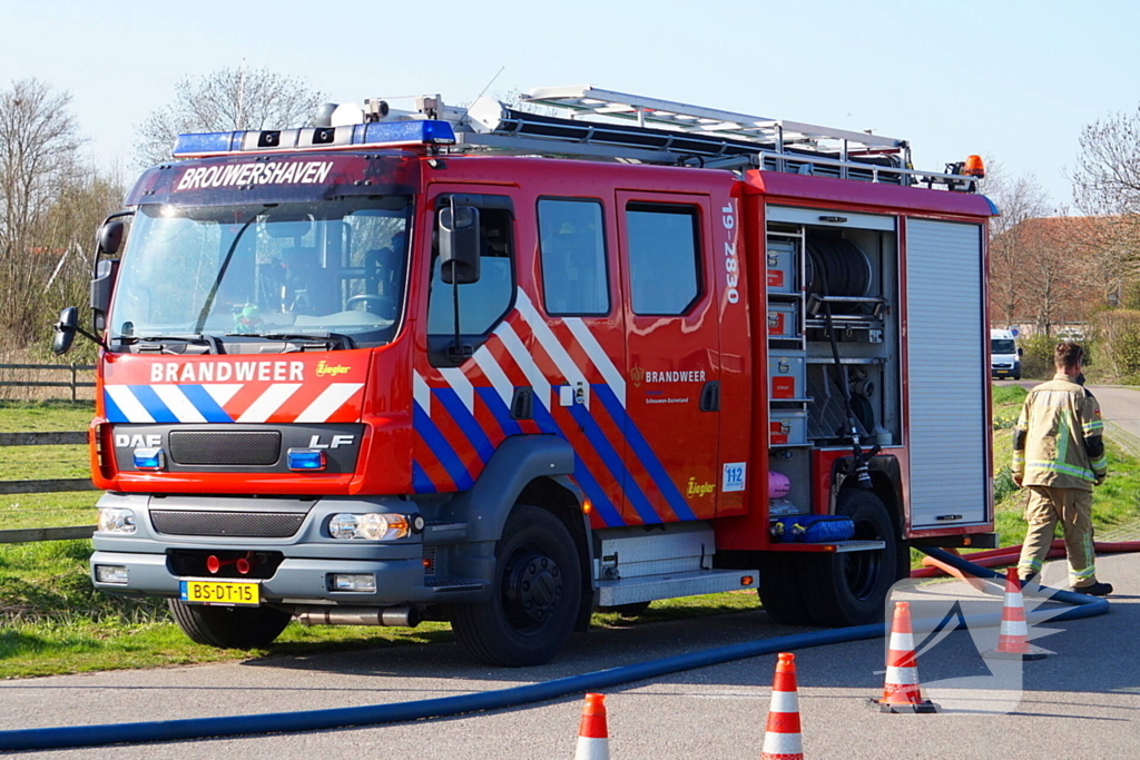 Brandweer blust brand achter zonnepanelen