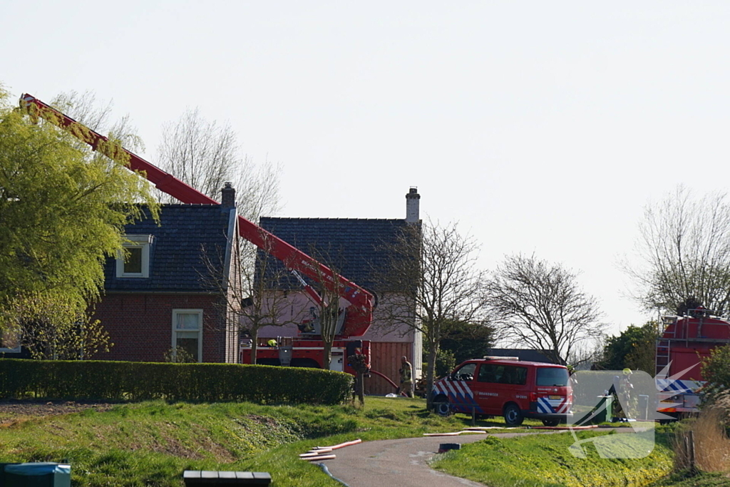 Brandweer blust brand achter zonnepanelen