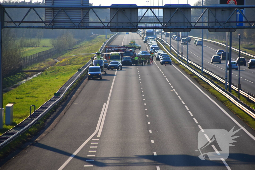 Traumahelikopter landt op snelweg