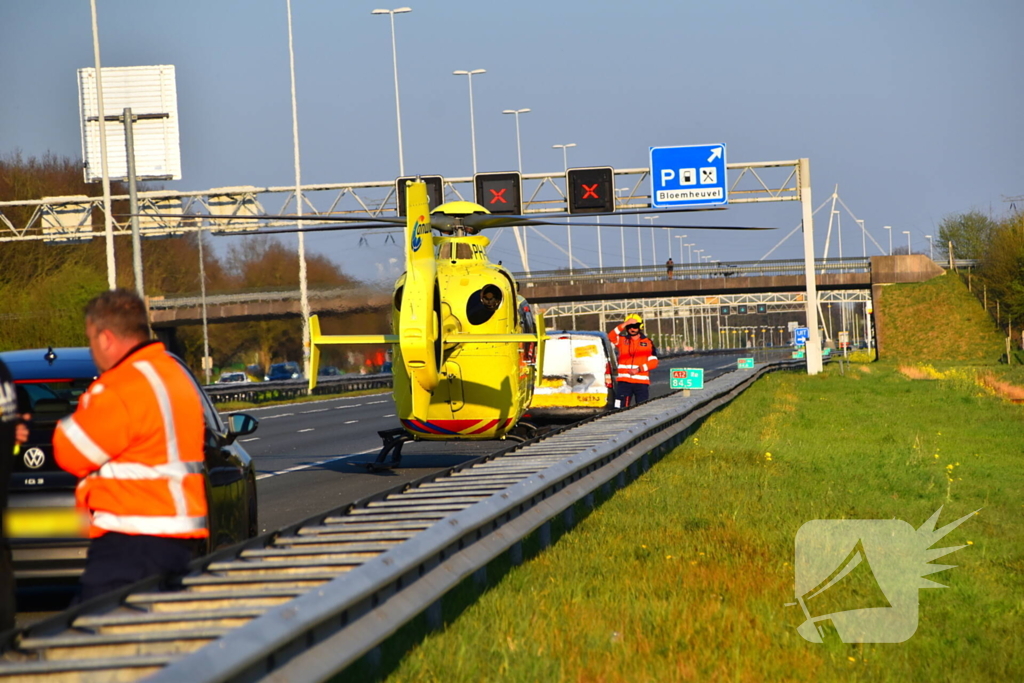 Traumahelikopter landt op snelweg