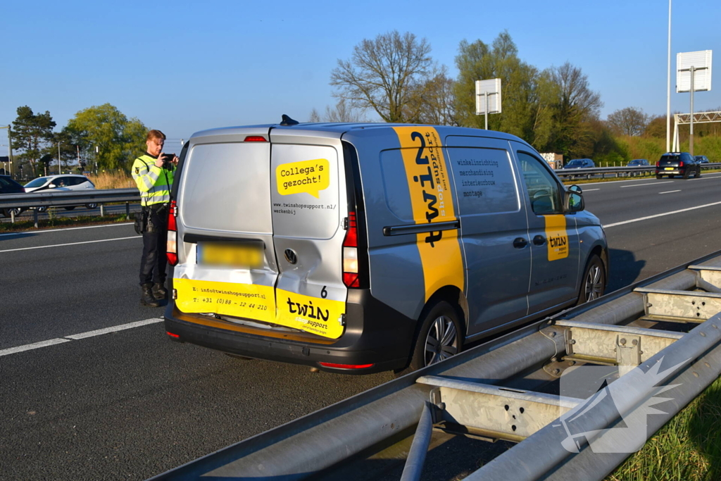 Traumahelikopter landt op snelweg