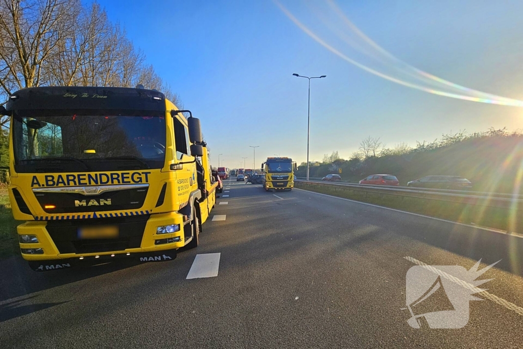 Meerdere voertuigen betrokken bij aanrijding op provincialeweg