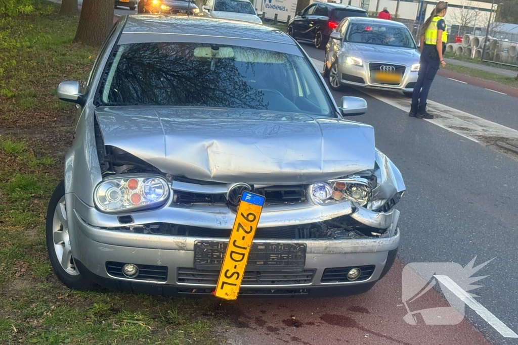 Aanrijding tussen twee auto's op een spoorlijn