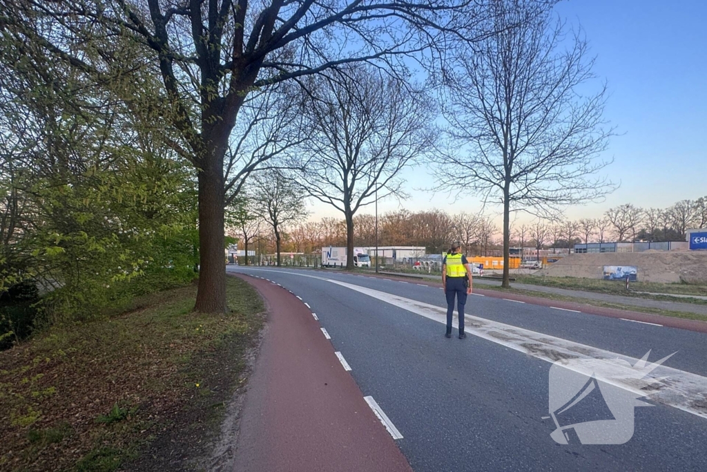 Aanrijding tussen twee auto's op een spoorlijn