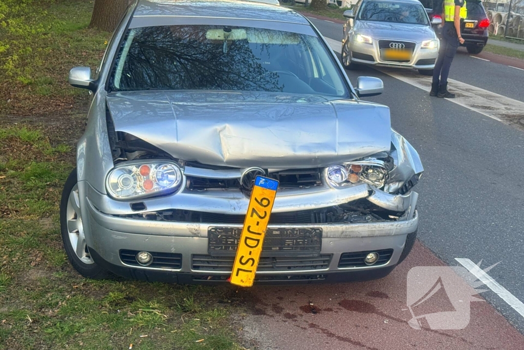 Aanrijding tussen twee auto's op een spoorlijn