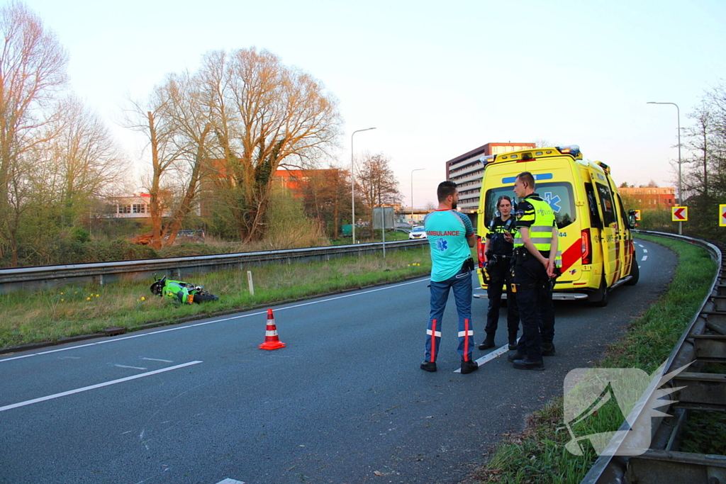 Motorrijder vliegt uit de bocht