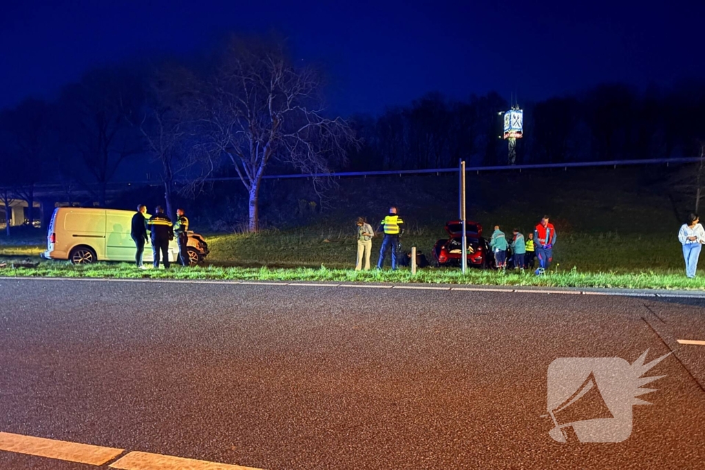 Ongeval met meerdere voertuigen op toerit snelweg