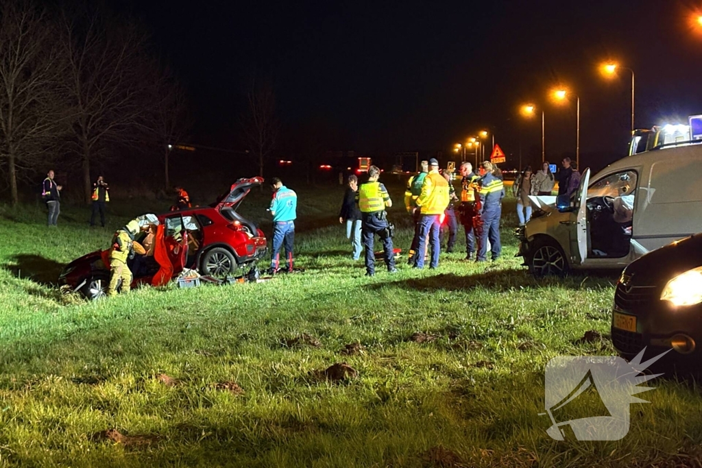 Ongeval met meerdere voertuigen op toerit snelweg