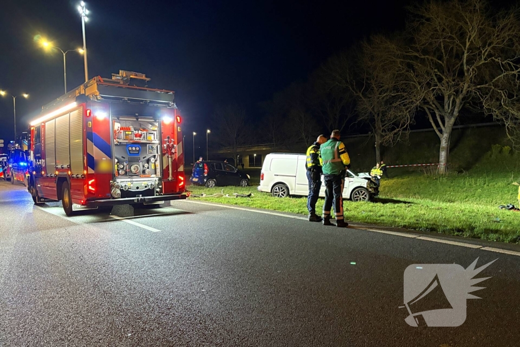 Ongeval met meerdere voertuigen op toerit snelweg