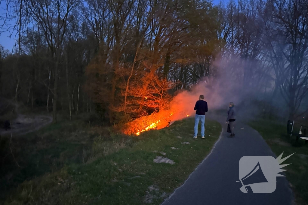Brandweer ingezet voor bermbrand