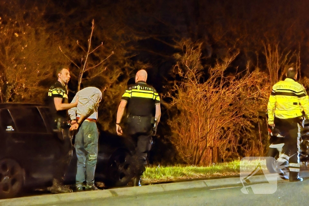 Auto raakt bij botsing met boom te water