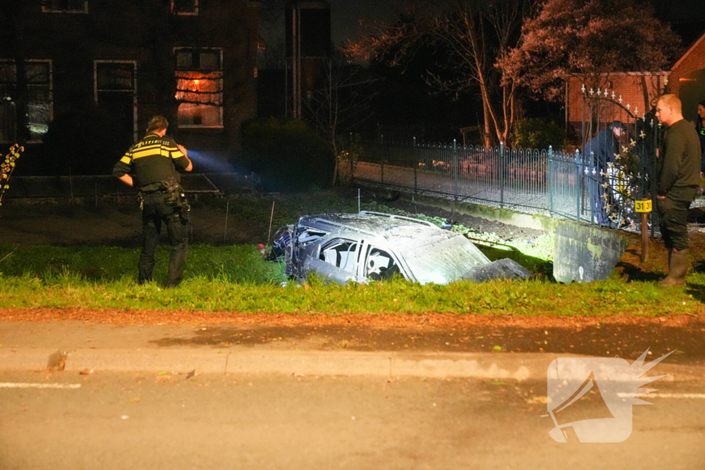 Auto raakt bij botsing met boom te water