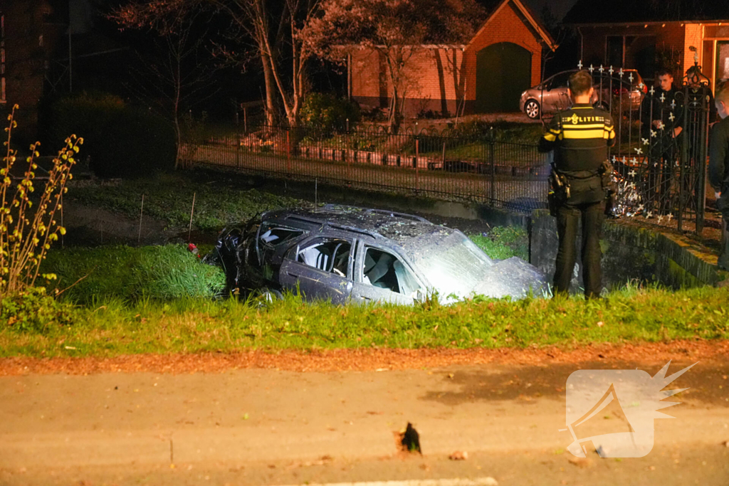 Auto raakt bij botsing met boom te water