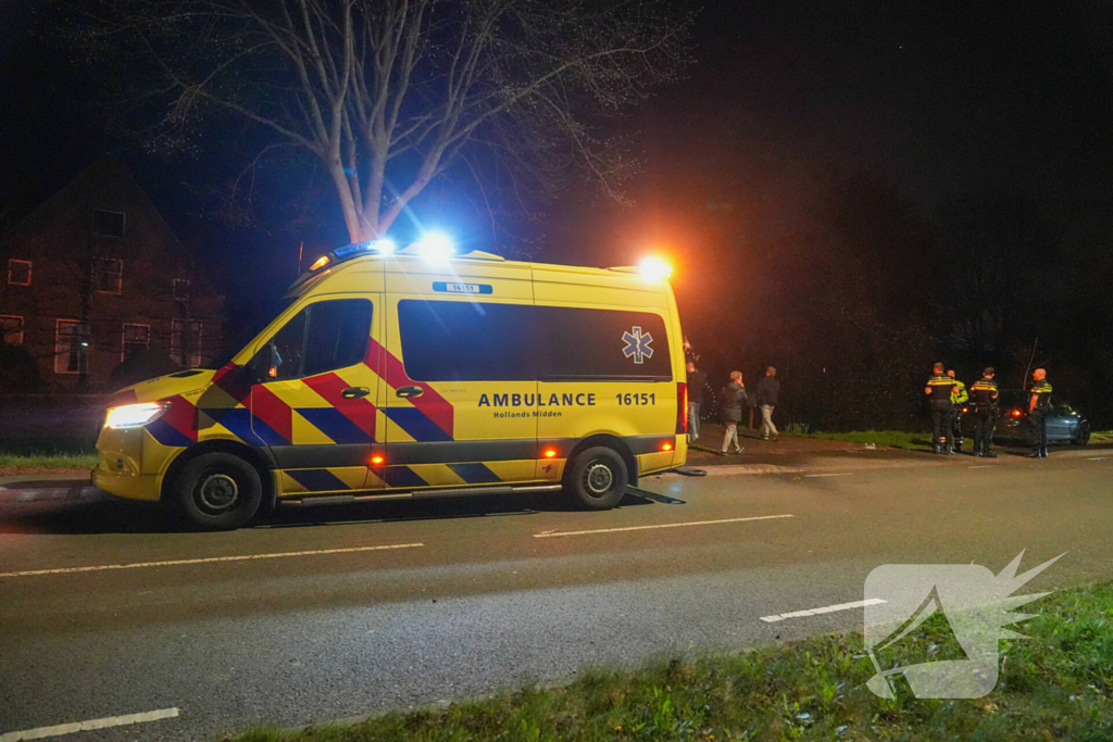 Auto raakt bij botsing met boom te water
