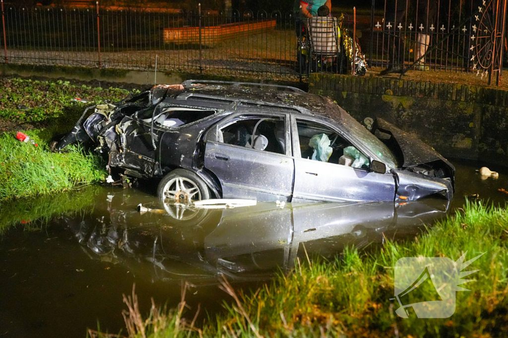 Auto raakt bij botsing met boom te water