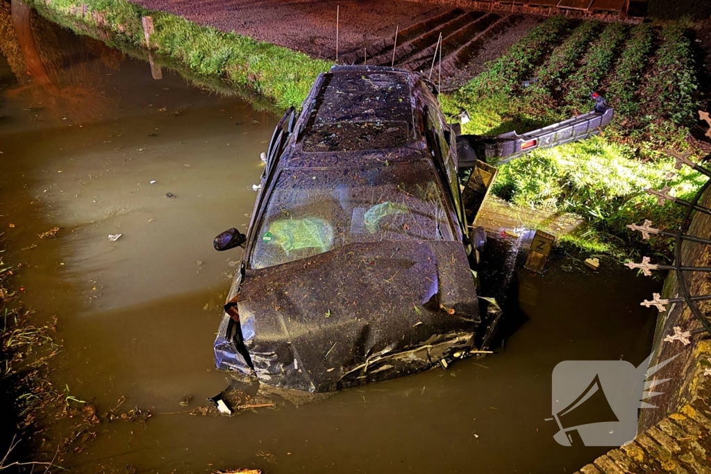 Auto raakt bij botsing met boom te water