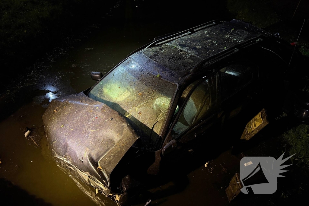 Auto raakt bij botsing met boom te water