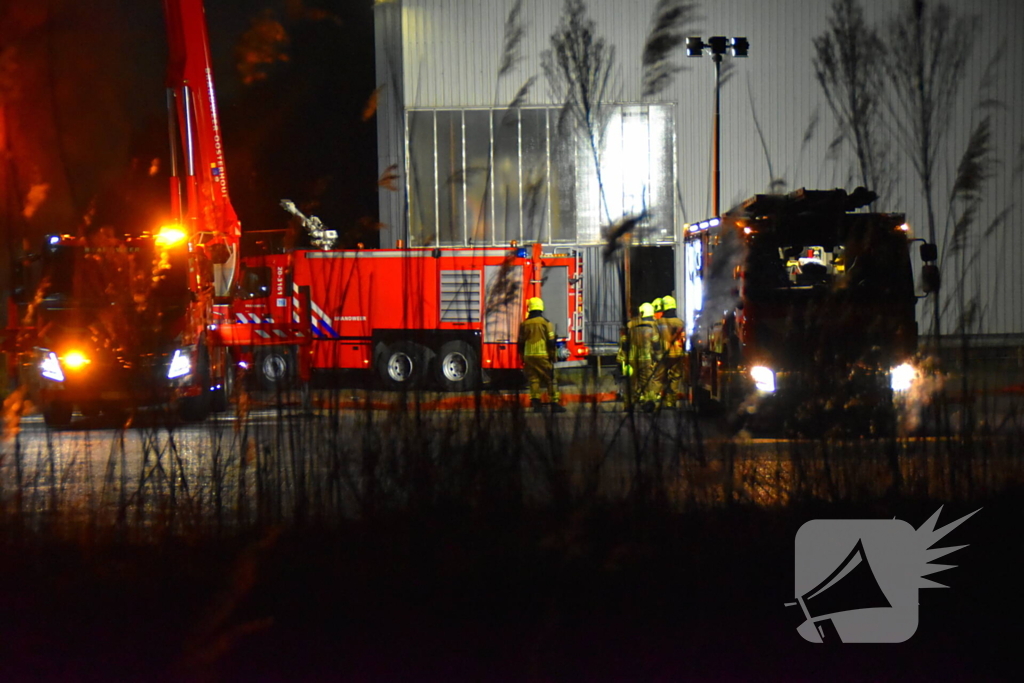 Grote brand in autobedrijf; pand niet meer te redden