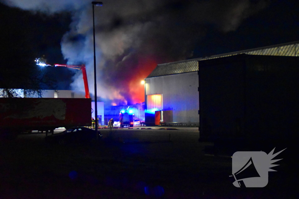 Grote brand in autobedrijf; pand niet meer te redden