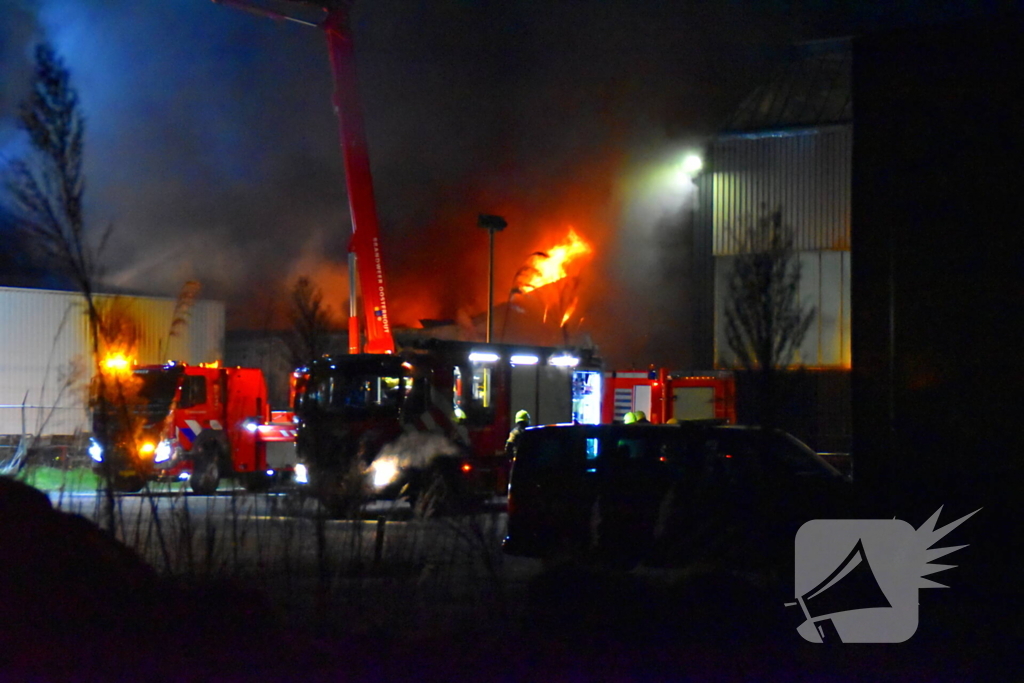 Grote brand in autobedrijf; pand niet meer te redden