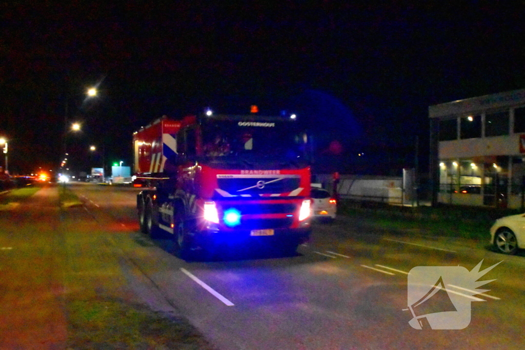 Grote brand in autobedrijf; pand niet meer te redden