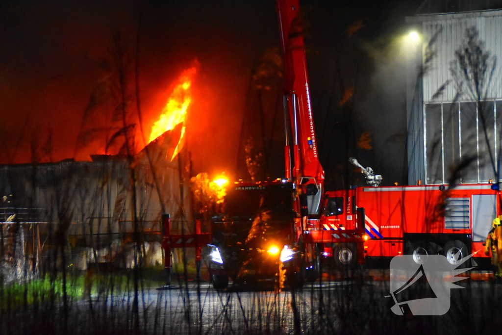 Grote brand in autobedrijf; pand niet meer te redden