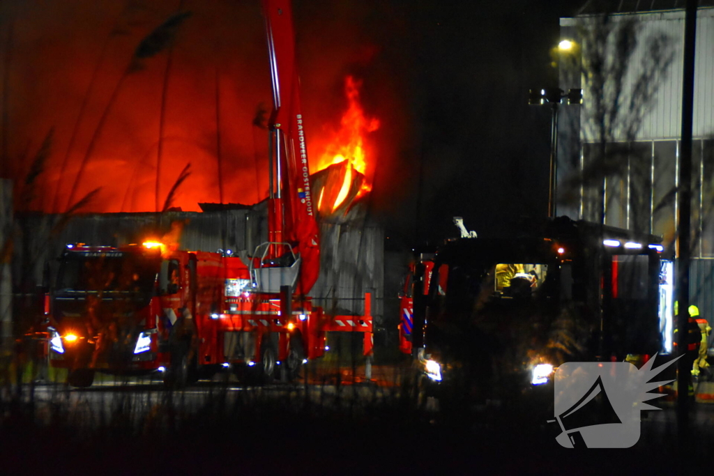 Grote brand in autobedrijf; pand niet meer te redden