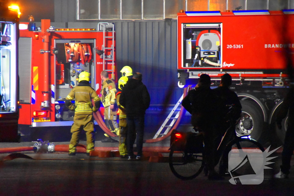 Grote brand in autobedrijf; pand niet meer te redden