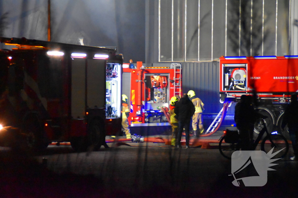 Grote brand in autobedrijf; pand niet meer te redden