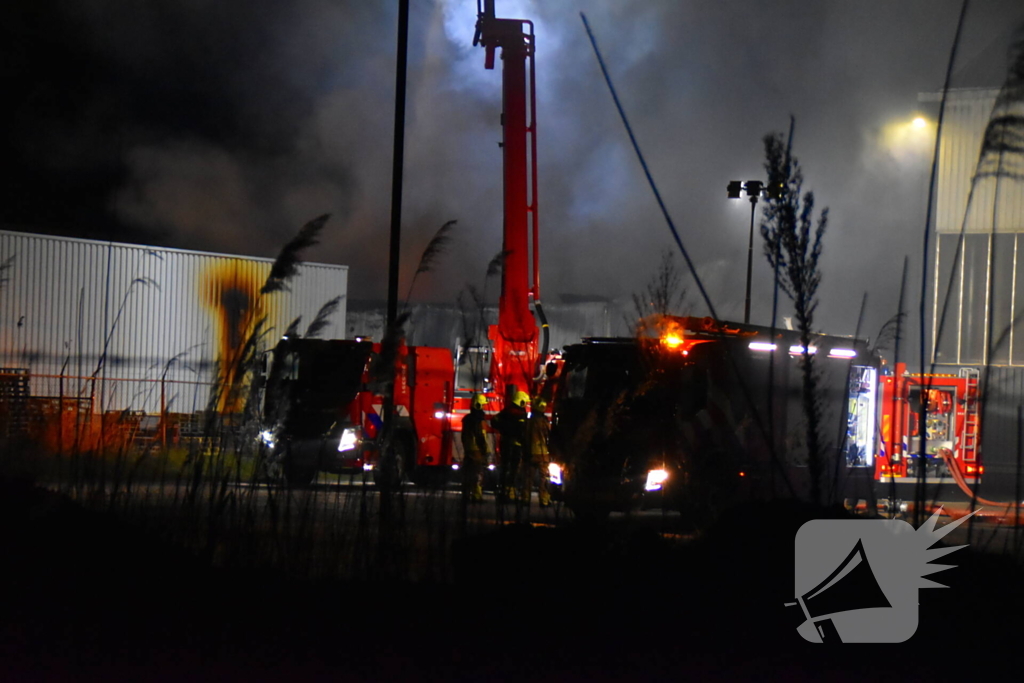 Grote brand in autobedrijf; pand niet meer te redden