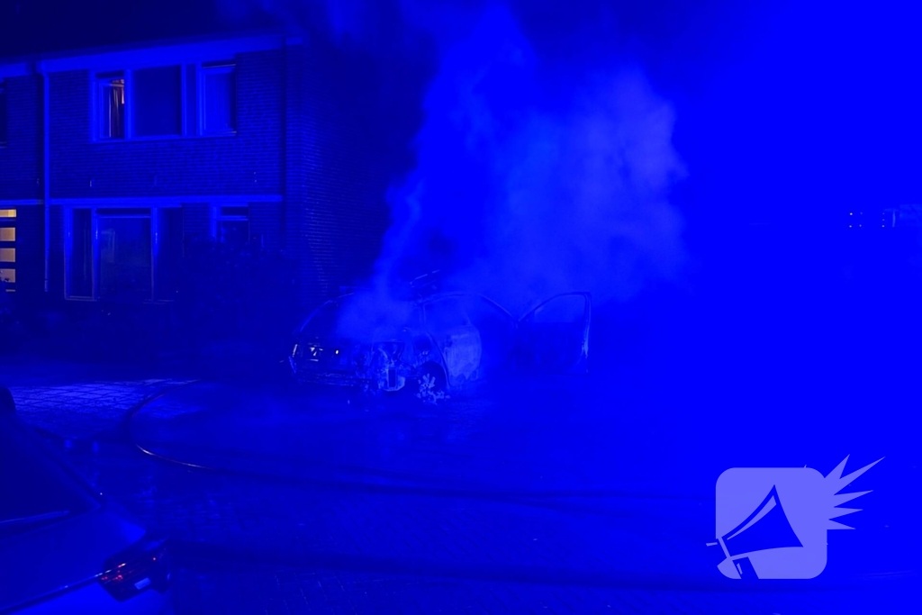 Geparkeerde personenauto volledig uitgebrand