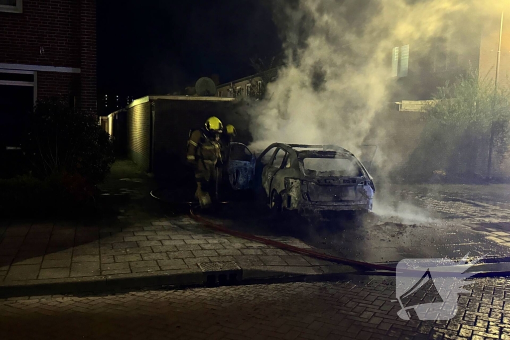 Geparkeerde personenauto volledig uitgebrand