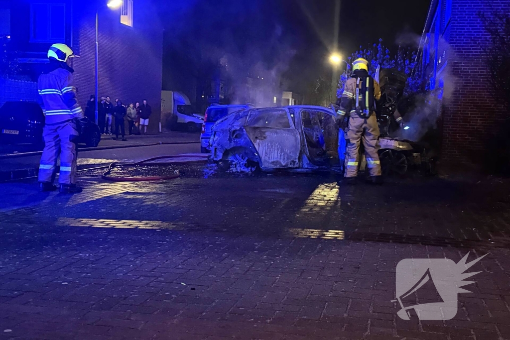 Geparkeerde personenauto volledig uitgebrand