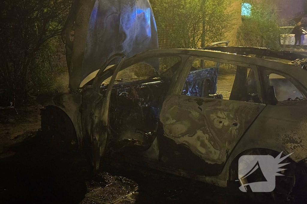 Geparkeerde personenauto volledig uitgebrand