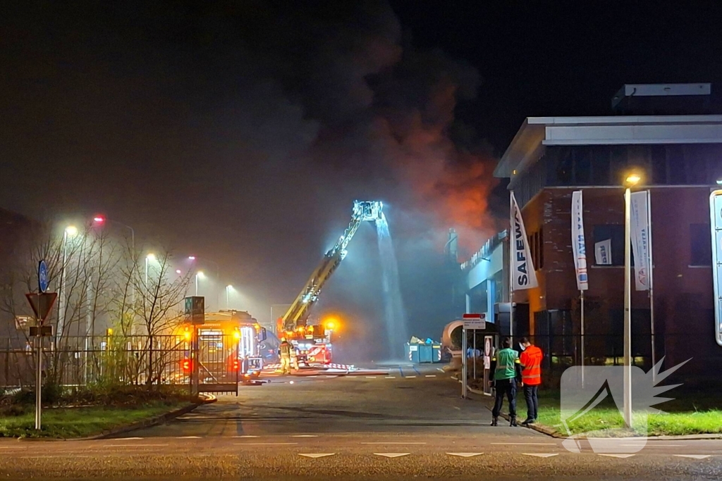 Zeer grote brand in bedrijfsloods