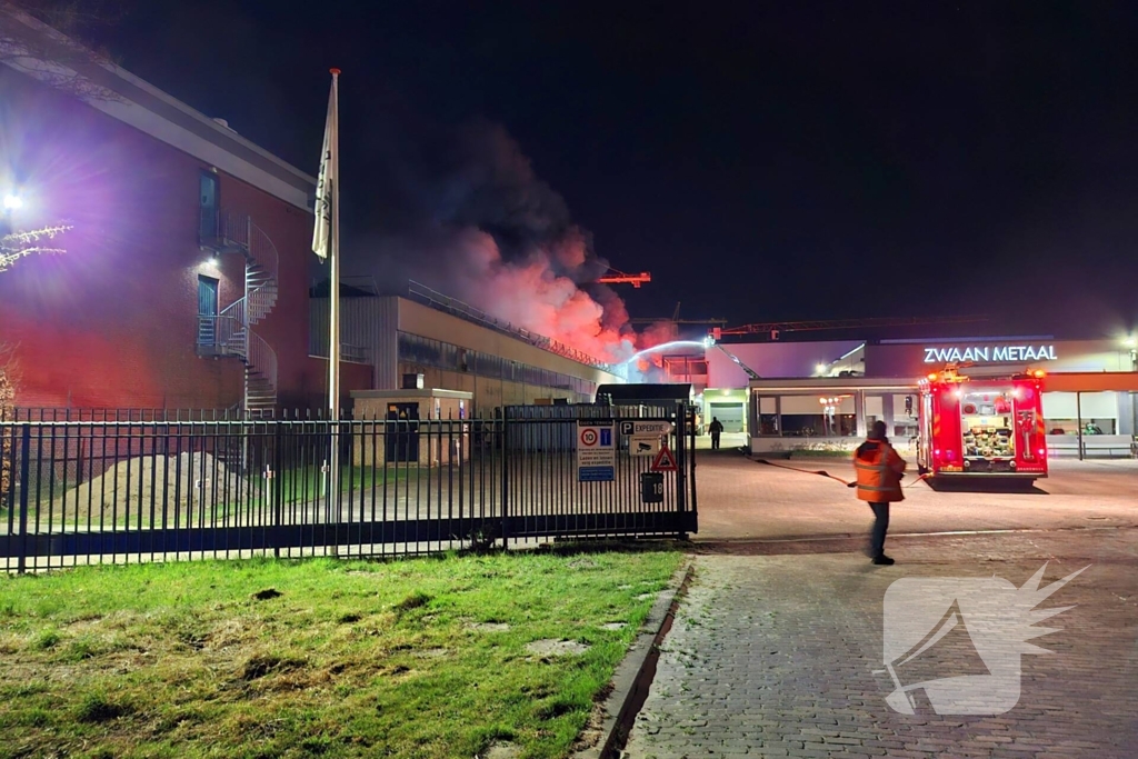 Zeer grote brand in bedrijfsloods