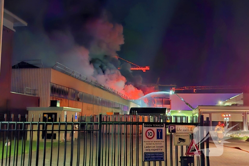 Zeer grote brand in bedrijfsloods